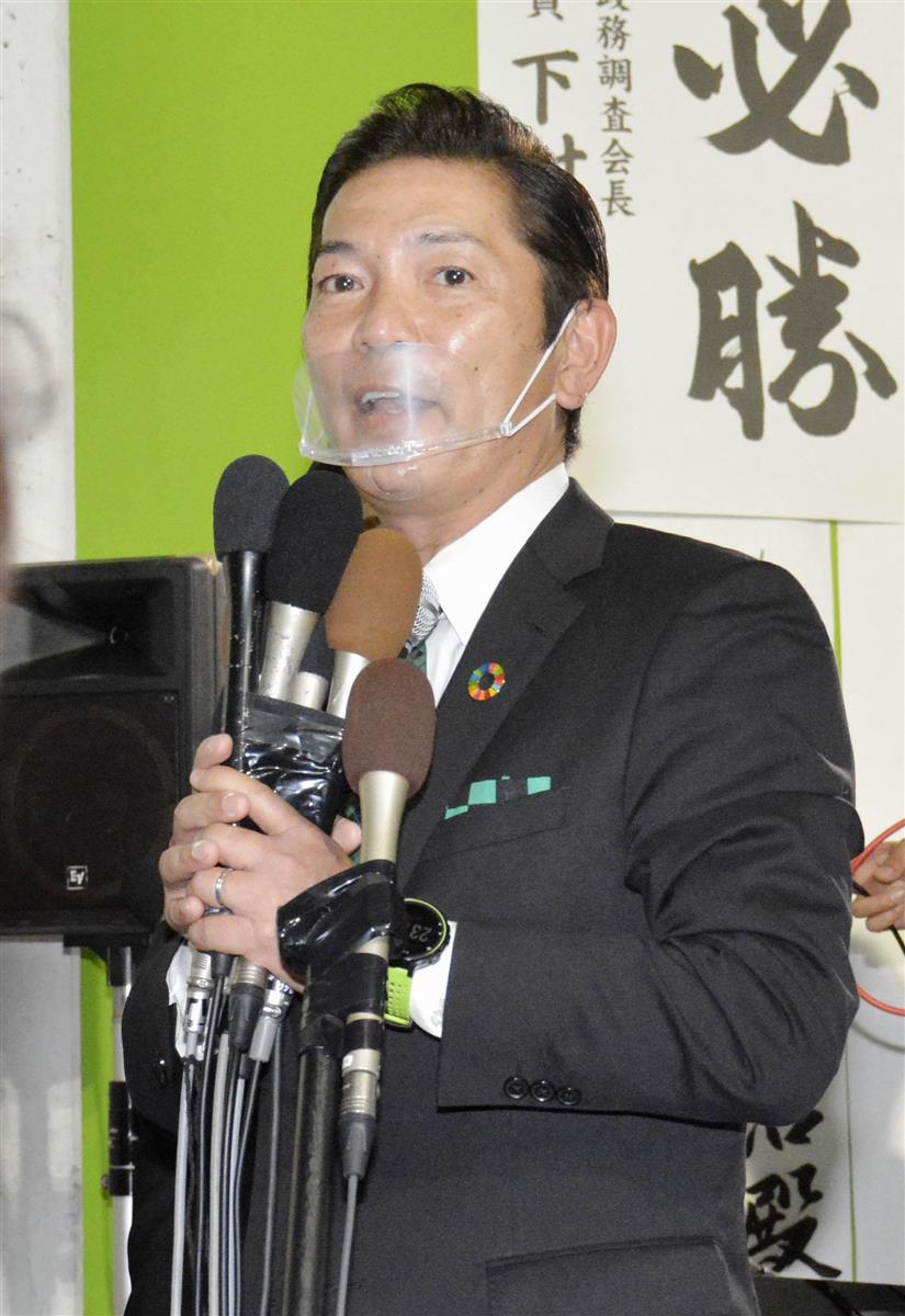 沖縄県浦添市長選で3選を決め、支持者らにあいさつする松本哲治氏=7日夜、浦添市