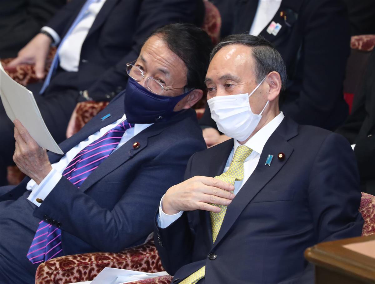 衆院予算委員会で強気の答弁も目立つようになってきた菅義偉首相(右)。左は麻生太郎副総理兼財務相=4日午後、衆院第1委員室(春名中撮影)