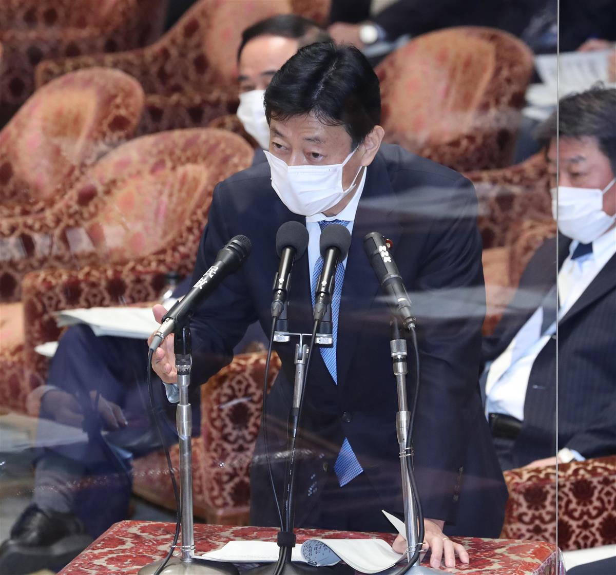 衆院予算委員会で答弁する西村康稔経済再生担当相=12日午前、国会・衆院第1委員室(春名中撮影)