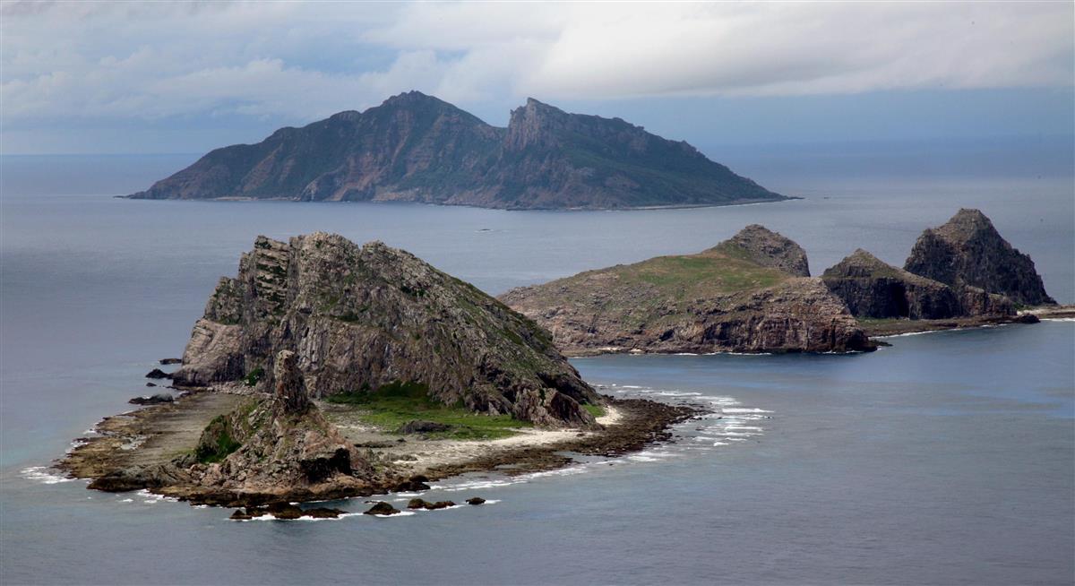 手前から南小島、北小島、魚釣島=沖縄・尖閣諸島(鈴木健児撮影)