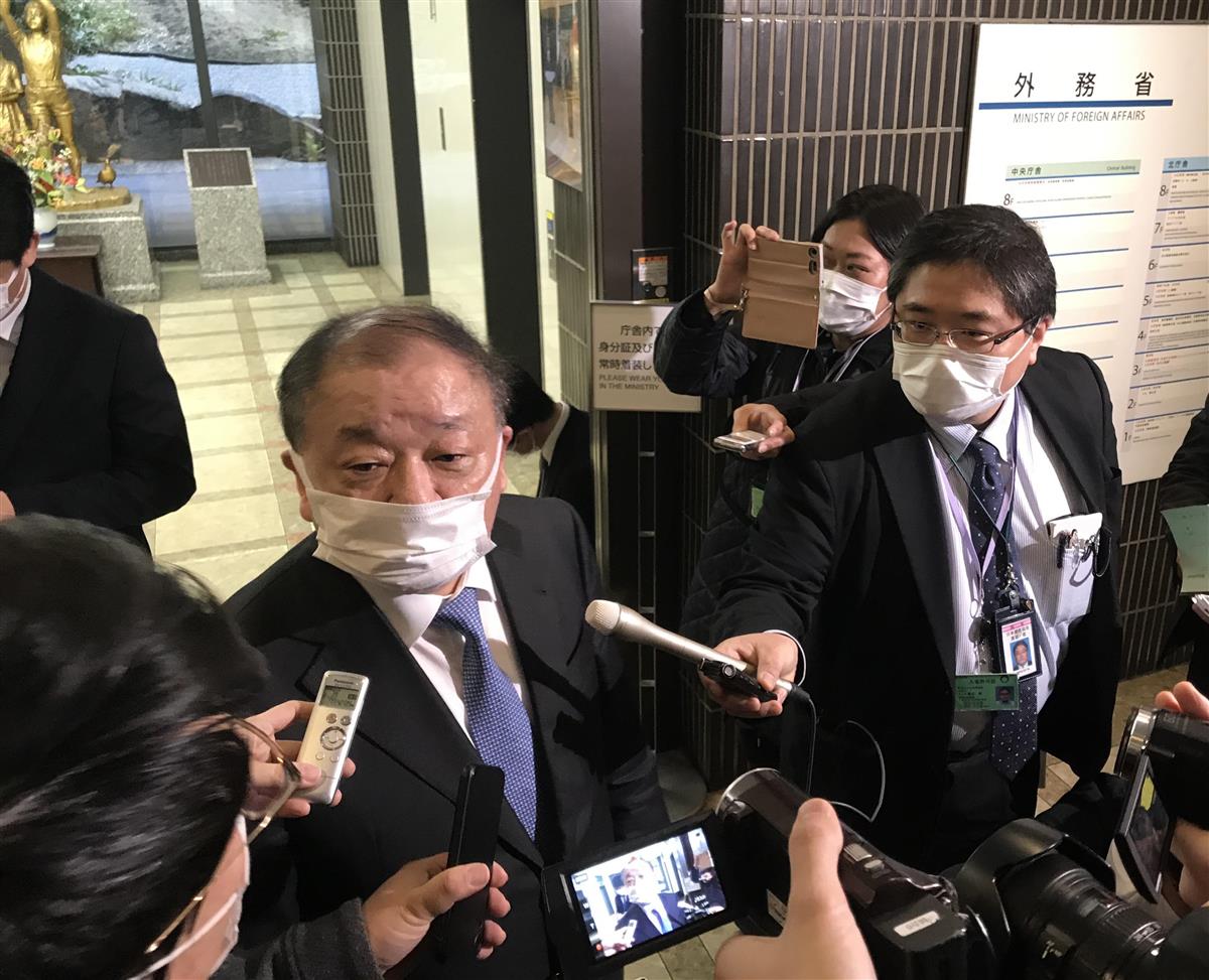 外務省の秋葉剛男事務次官に信任状の写しを手渡した後、記者団に囲まれる韓国の姜昌一駐日大使=12日午後、外務省
