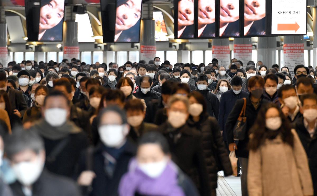 品川駅を行き交う通勤客ら=8日午前、東京都港区(酒巻俊介撮影)