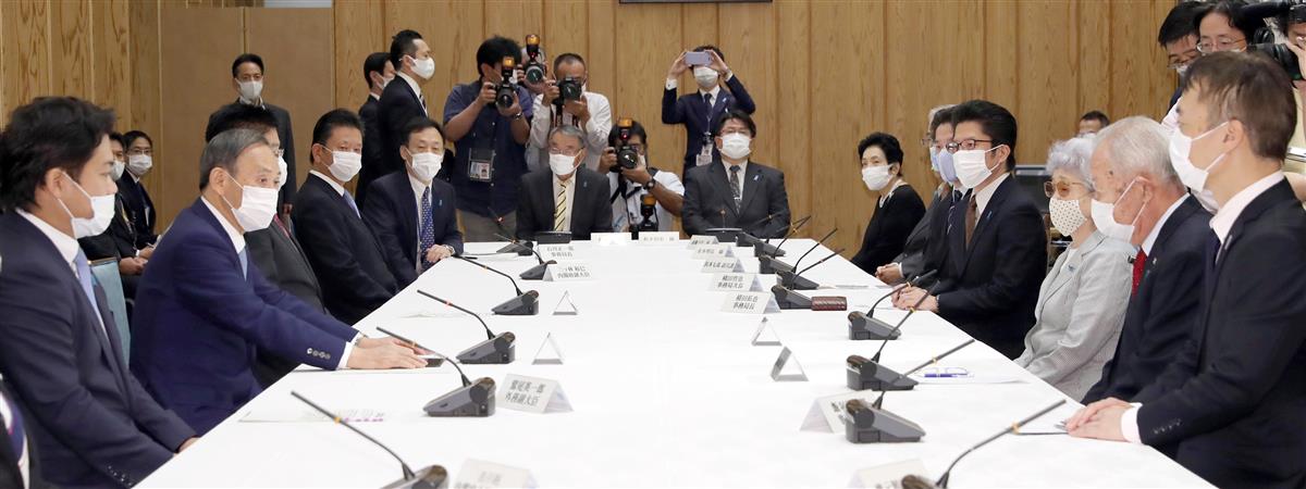 首相就任後、横田早紀江さん(右手前から3人目)ら拉致被害者家族と初の面会に臨む菅義偉首相(左手前から2人目)=昨年9月29日午後、首相官邸(春名中撮影)