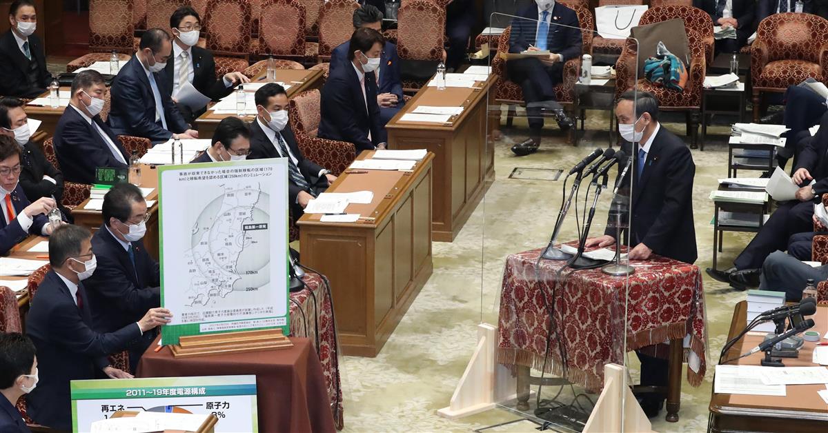衆院予算委員会で菅直人元首相(左)の質問に答弁する菅義偉首相=2月22日午前、国会・衆院第1委員室(春名中撮影)