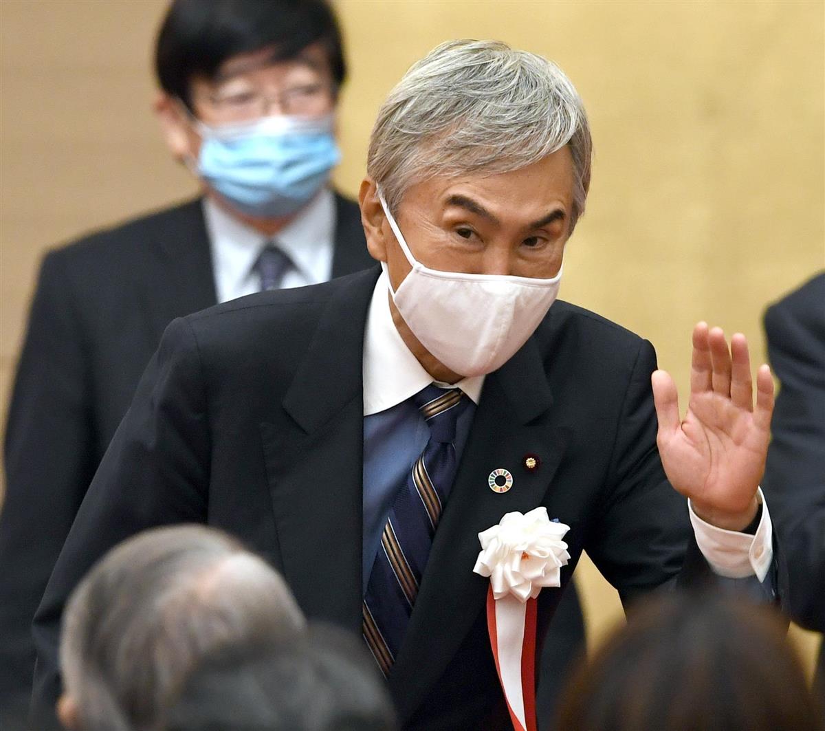 自民党石原派のパーティーで、終了後に出席者とあいさつする石原伸晃会長=昨年10月8日、東京都港区(寺河内美奈撮影)