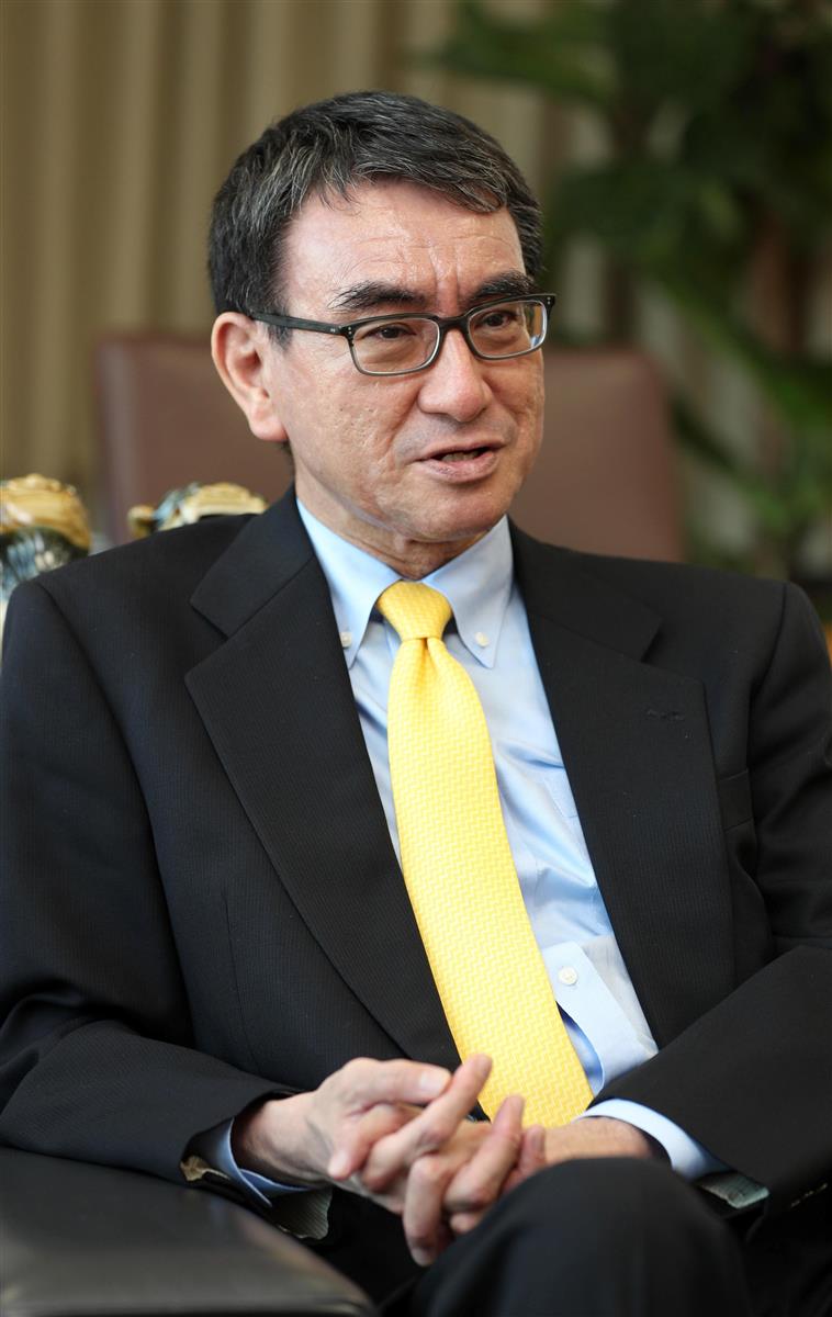 インタビューに応じる河野太郎行政改革担当相=18日午後、東京都千代田区(松井英幸撮影)