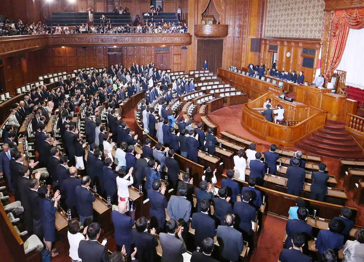平成27年9月19日未明、安全保障関連法が参院本会議で可決、成立すると、与党議員から拍手がわき起こった=参院本会議場(福島範和撮影)