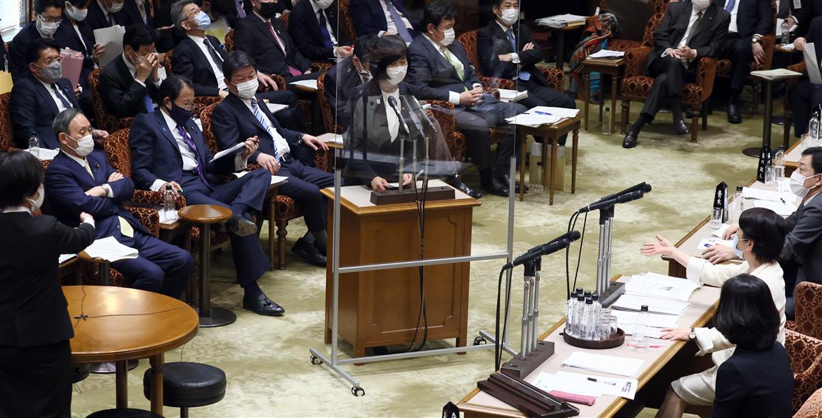 選択的夫婦別姓制度導入を求める地方議会の意見書を採択しないよう自党所属議員に求める自民党国会議員有志の手紙に名前を連ねていたことで、福島瑞穂社民党党首(右)から追及される丸川珠代男女共同参画担当相(中央)=3日午後、参院第1委員会室