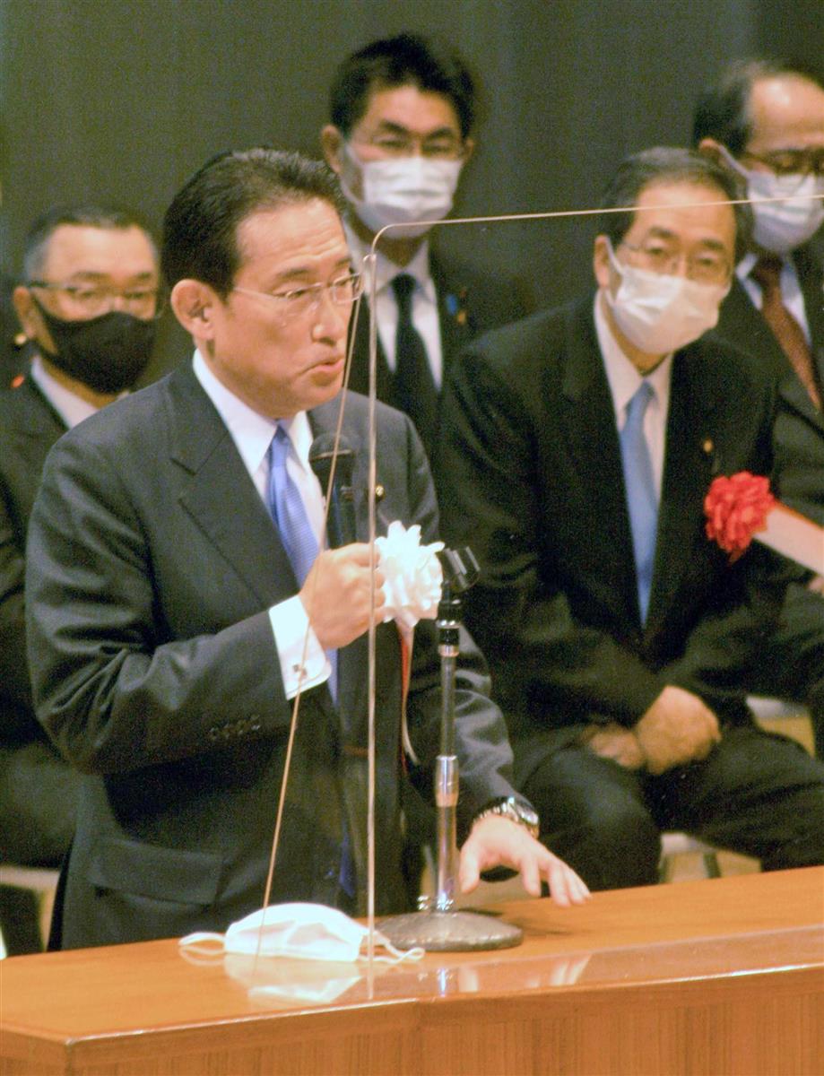 自民党広島県連会長に就任した岸田文雄前政調会長(写真左)と斎藤鉄夫副代表(右)=27日午前、広島市(永原慎吾撮影)