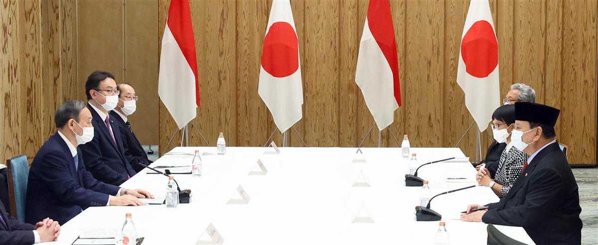 菅義偉首相(左)との会談に臨むインドネシア・プラボウォ国防相(右)、同・ルトノ外相(右手前から2人目)=30日、首相官邸(春名中撮影)