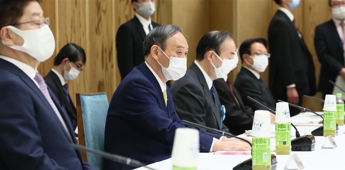 安定的な皇位継承策を議論する有識者会議の初会合で発言する菅義偉首相(手前から2人目)=3月23日午後、首相官邸(春名中撮影)