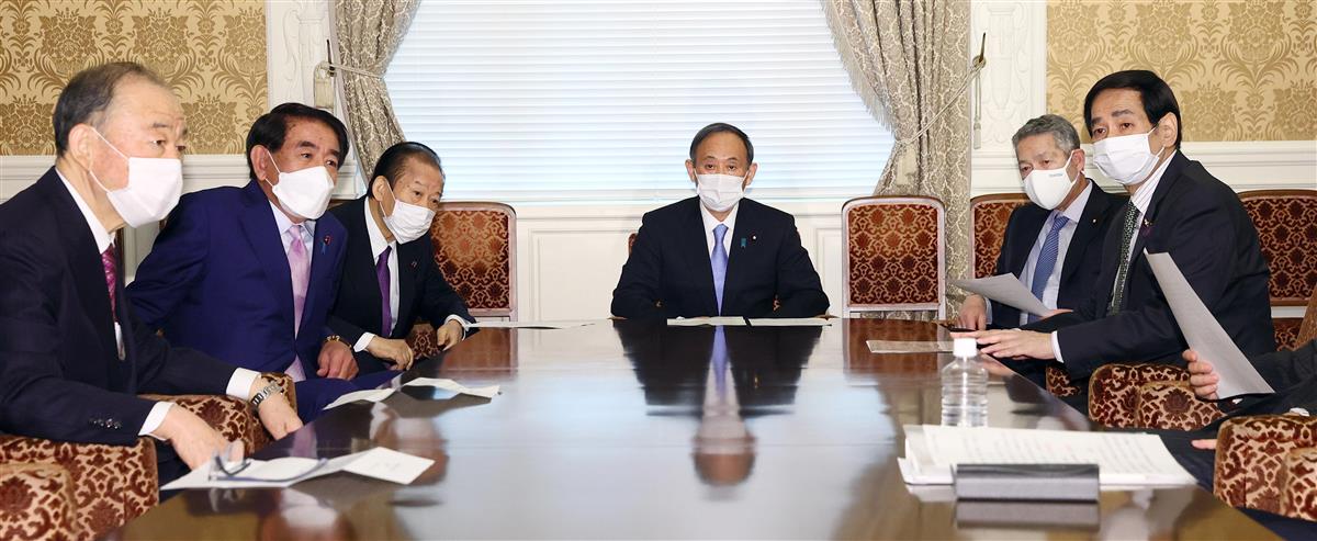自民党役員会に臨む菅義偉首相(中央)、二階俊博幹事長(同左)ら役員=12日午後、国会内(春名中撮影)