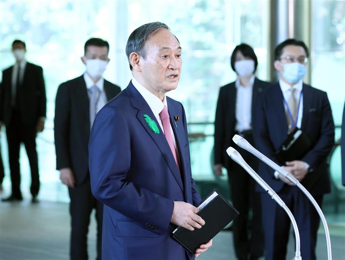 記者団の取材に応じる菅義偉首相=19日午前、首相官邸(春名中)
