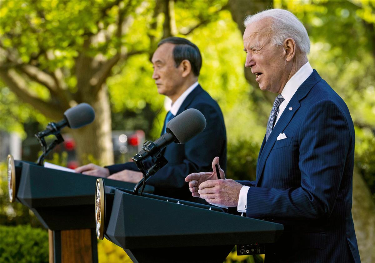 会談後、共同記者会見するバイデン米大統領(右)と菅義偉首相=16日、ワシントンのホワイトハウス(UPI=共同)