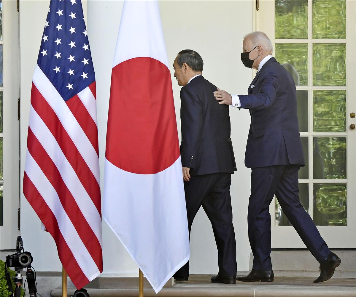 共同記者会見を終え、引き揚げる菅首相(左)とバイデン米大統領=16日、ワシントンのホワイトハウス(共同)