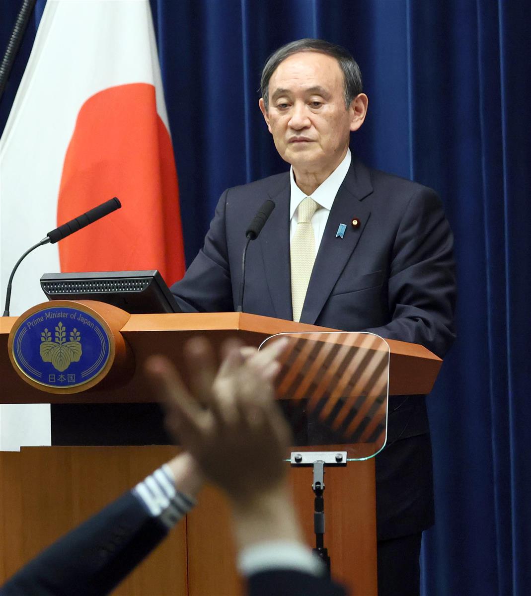 緊急事態宣言の発令を決定し、記者会見で国民に協力を呼びかける菅義偉首相=23日午後、首相官邸(春名中撮影)