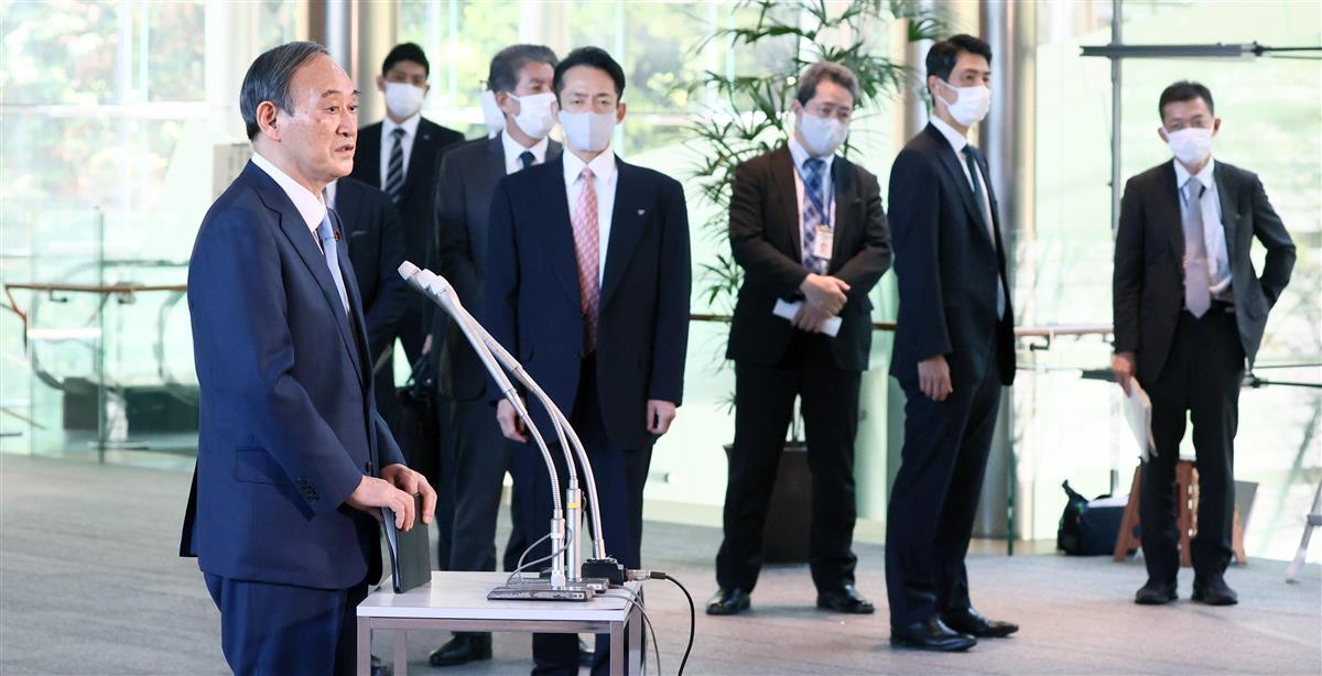 前日の衆参3選挙で全敗し、記者団の取材に応じる菅義偉首相=4月26日午前、首相官邸(春名中撮影)
