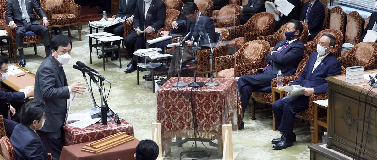 10日の衆院予算委員会集中審議で、菅義偉首相(右)の新型コロナウイルス対策を「失敗」と追及する立憲民主党の枝野幸男代表(左)