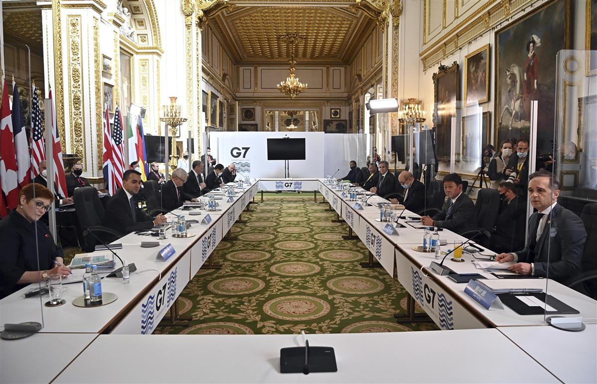 5日、ロンドンで開かれたG7外相会合に臨む各国外相ら(AP=共同)