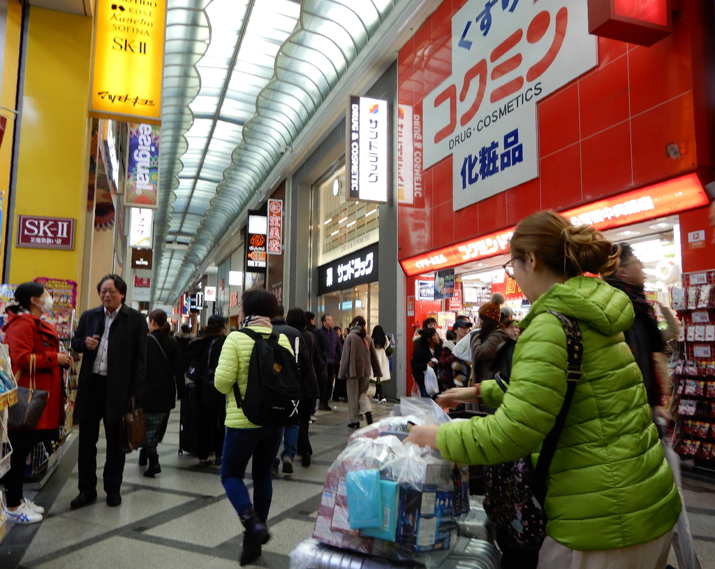 大阪・ミナミの商店街には多くのドラッグストアが並び、医薬品などを大量購入した訪日外国人客の姿もみられた＝大阪市中央区
