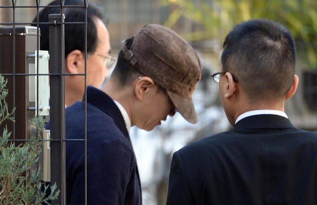 妻殺害容疑で捜査員に連れられ自宅を出る講談社編集次長の朴鐘顕容疑者(中央)=29年1月(宮川浩和撮影)