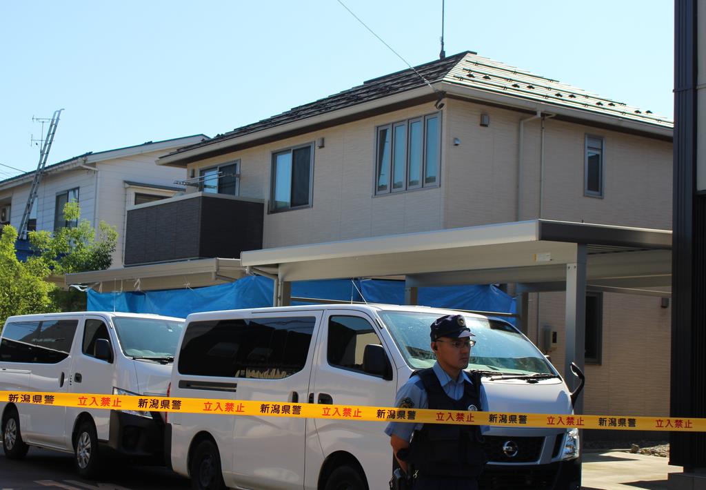 生後3カ月の女児が殺害された住宅。県警が家宅捜索を行った=13日、長岡市末広(池田証志撮影)