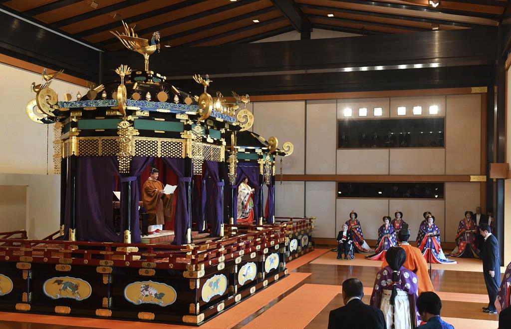「即位礼正殿の儀」で、玉座「高御座」から即位を宣言される天皇陛下。右端は安倍首相=22日午後、宮殿・松の間(AP)