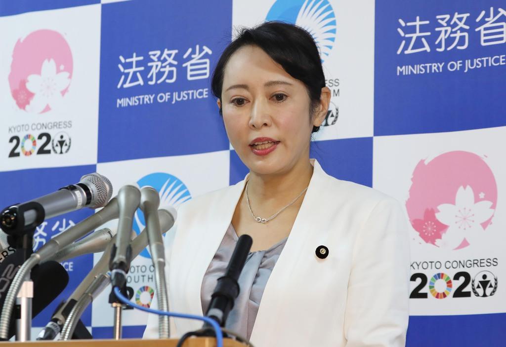 カルロス・ゴーン被告の逃亡について記者団の質問に答える森雅子法相=1月6日、法務省(春名中撮影)