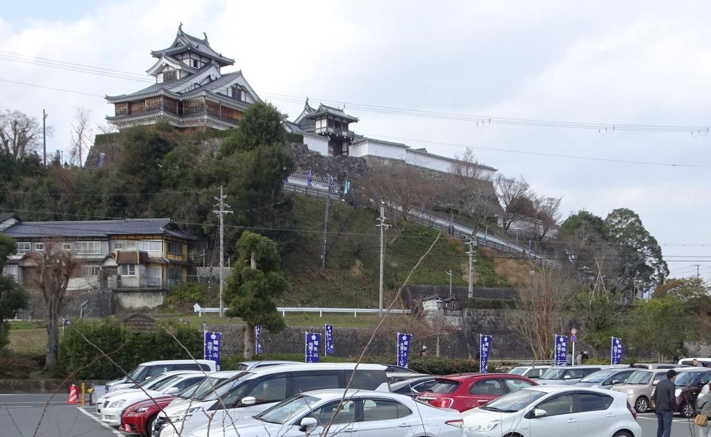 大河ドラマ人気で入館者が激増している福知山城。放送初回の翌日、朝から多くの観光客が詰めかけた=京都府福知山市