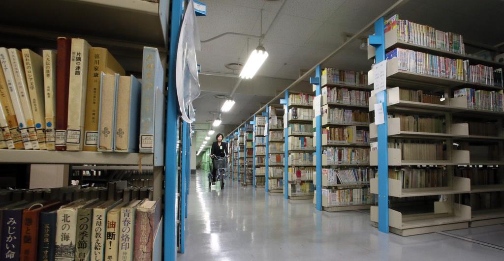 大阪府立中央図書館の地下書庫。甲子園のグランドほどの広さがあるため移動には三輪車が必要だ(前川純一郎撮影)