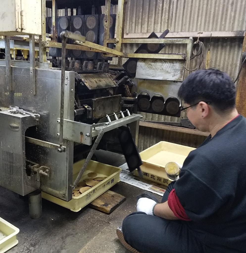 鹿せんべい製造元の武田俊男商店では、生産縮小を余儀なくされた＝奈良市
