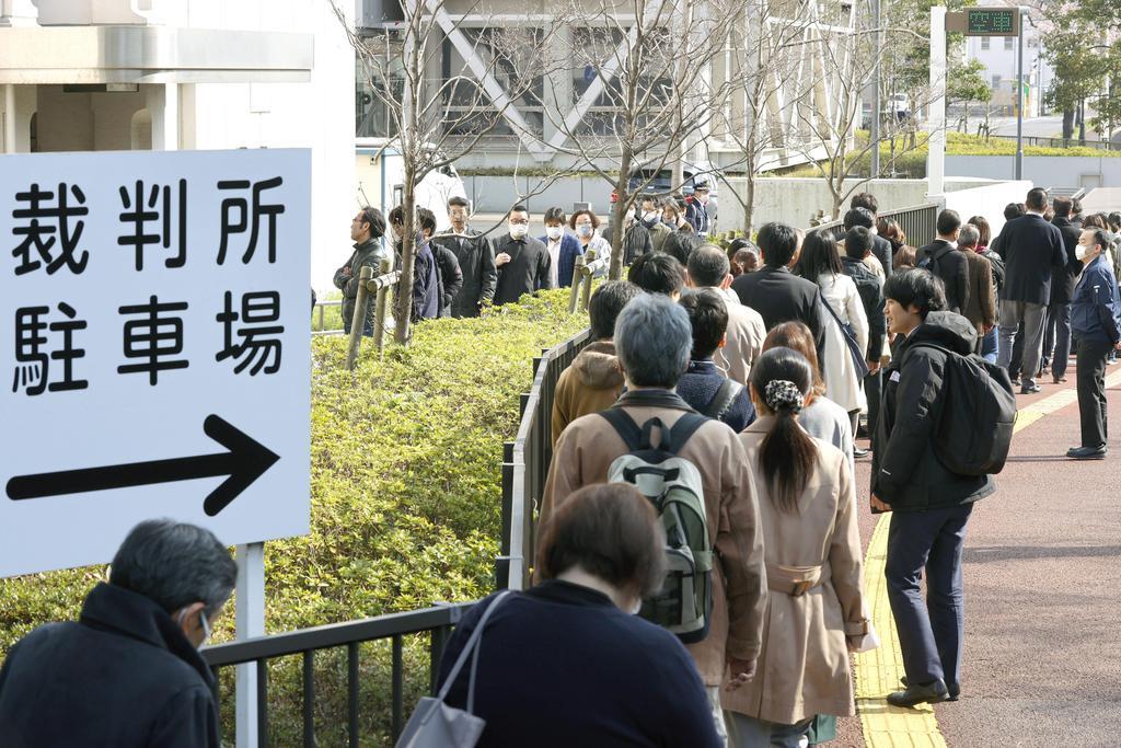 栗原勇一郎被告の判決公判で傍聴券を求めて並ぶ人たち=19日午前、千葉地裁前