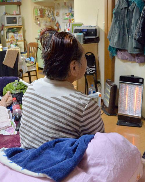 在宅介護を受けている金沢由美さん(仮名)の母親=6日午後、東京都小金井市(三尾郁恵撮影)