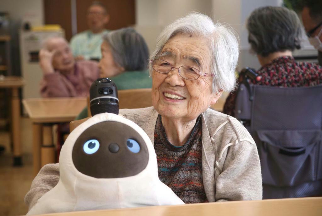 AIロボットとふれあう高齢者=東京都世田谷区の「SOMPOケア ラヴィーレ駒沢公園」(鈴木健児撮影)
