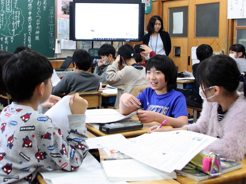 国語の授業で児童は互いの意見を聞き合い、考えを深めていった=京都府南丹市立園部小学校