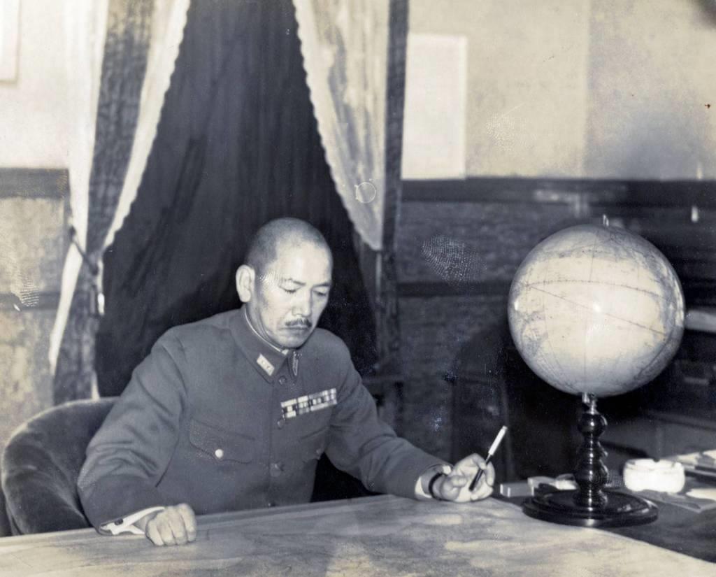 第五方面軍司令官として北海道防衛の策を練る樋口季一郎中将(樋口隆一氏提供)