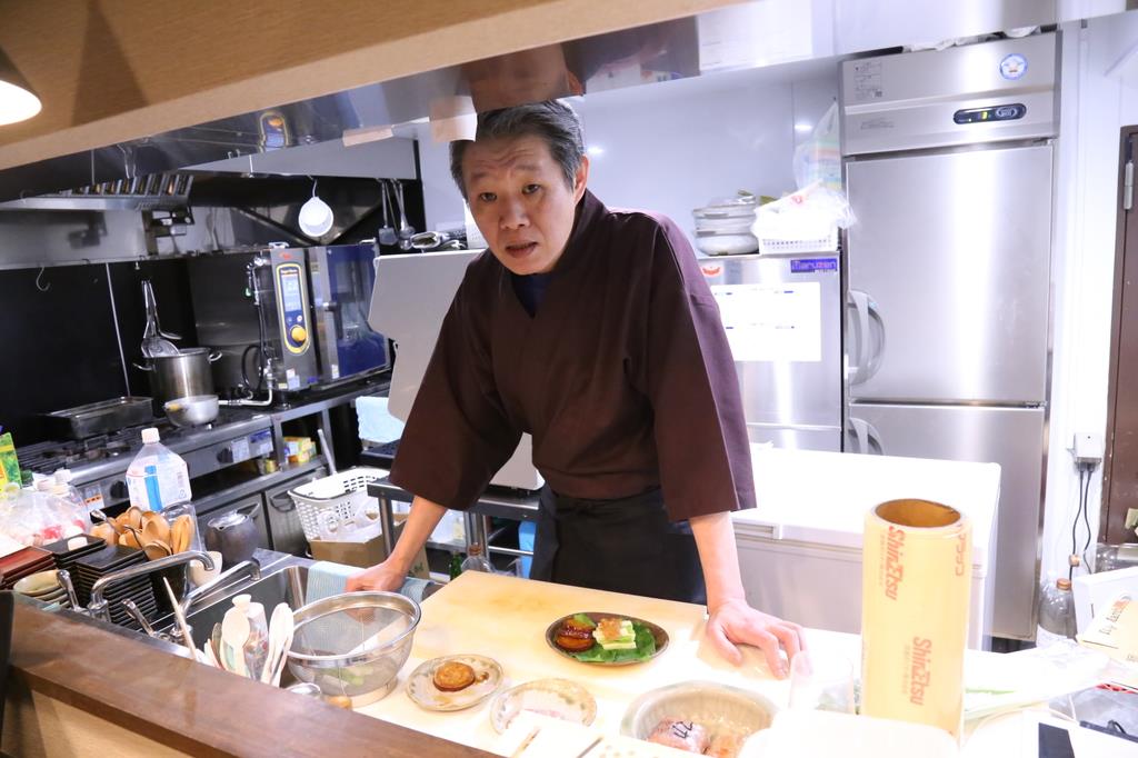 クラウドファンディングなどを利用して営業を続ける居酒屋「まぐろ屋 蓬」=20日、新宿区歌舞伎町(松崎翼撮影)
