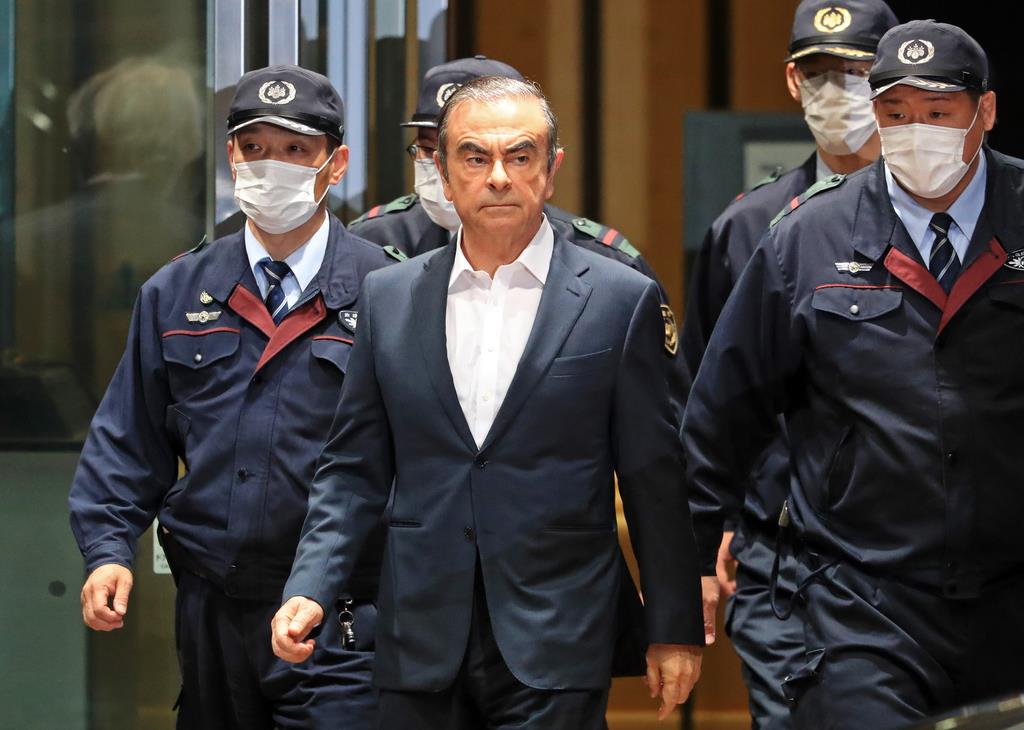 日本で保釈され、東京拘置所を出るカルロス・ゴーン被告(中央)=2019年4月25日、東京都葛飾区(桐原正道撮影)