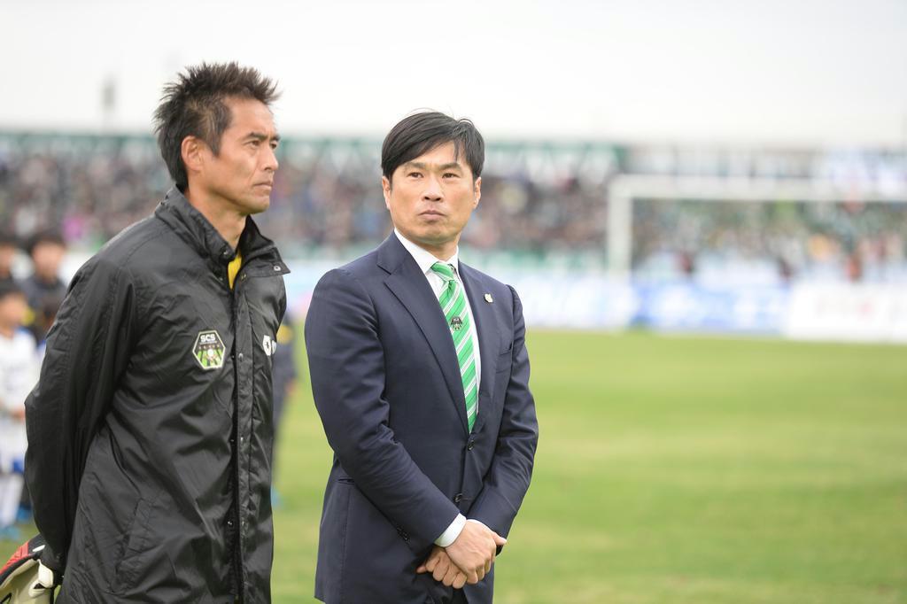 SC相模原の望月重良会長(右)と、当時、チームに所属していた元日本代表の川口能活さん=平成30年12月