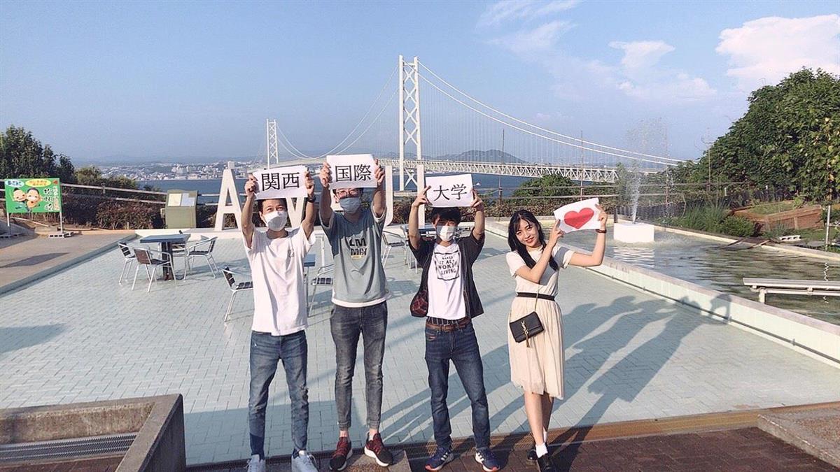 兵庫・淡路島で明石海峡大橋をバックに観光PR動画を撮影する外国人留学生たち(関西国際大提供)