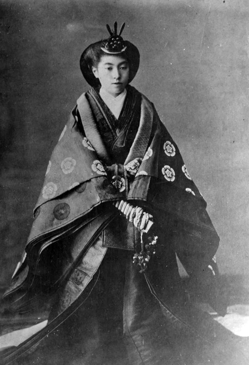 十二単姿の節子姫。結婚の礼にあわせて撮影したとみられる