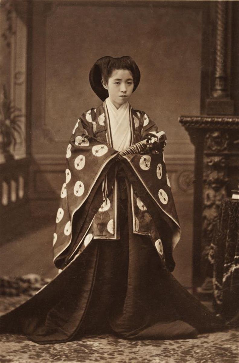 柳原愛子 写真提供:丸木眞二・福井県立歴史博物館(『皇族元勲と明治人のアルバム』吉川弘文館刊 より転載)