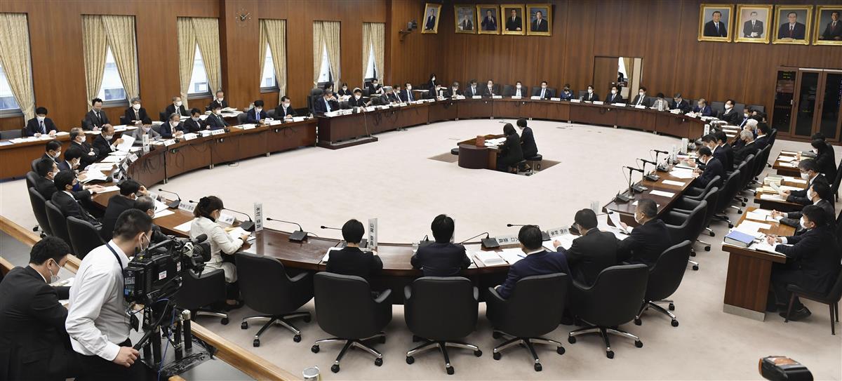 国会内で開かれた衆院憲法審査会=26日午前