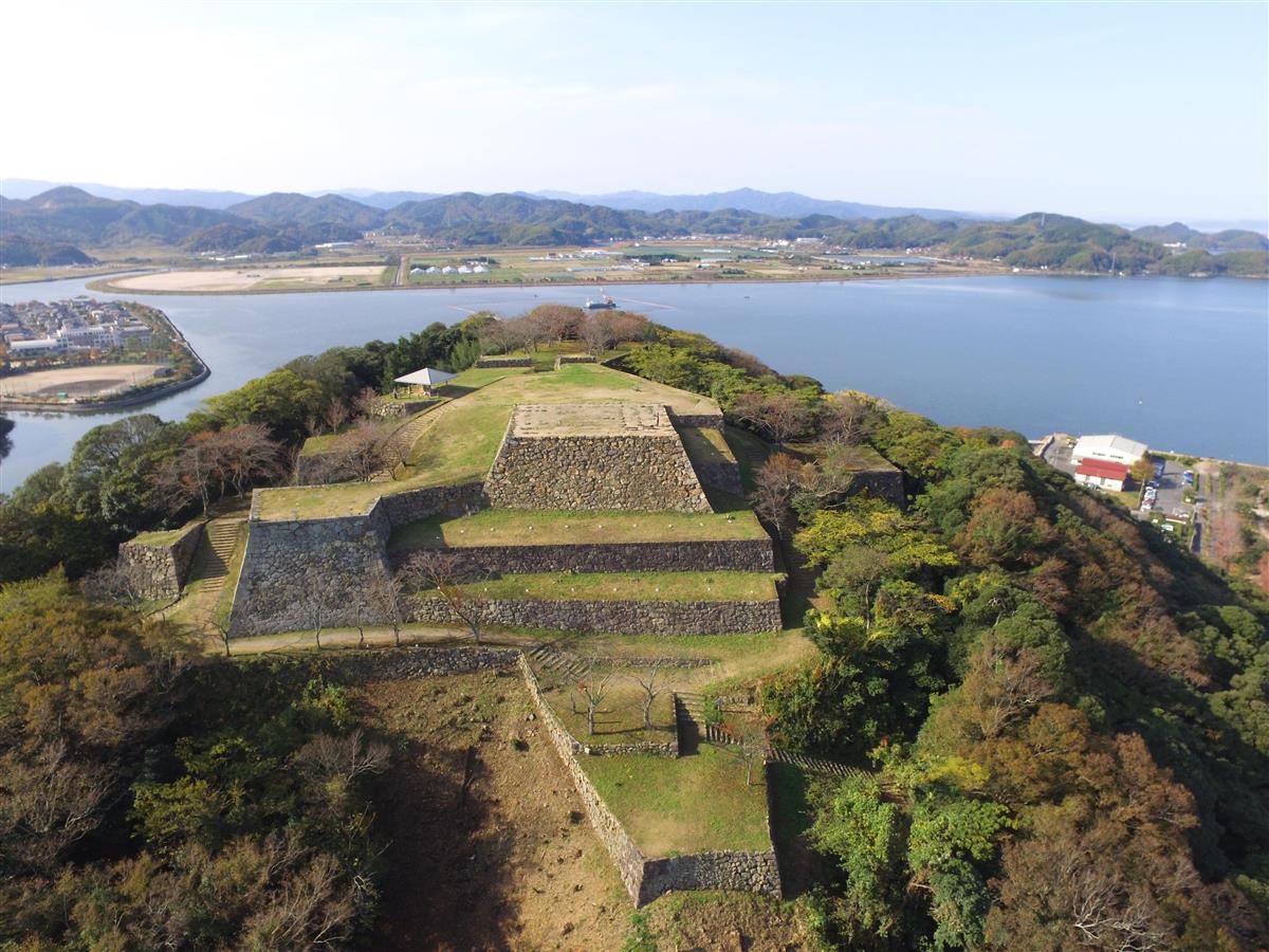 「海に臨む天空の城」と呼ばれる米子城跡は、米子市きっての景勝地だ(鳥取県米子市提供)