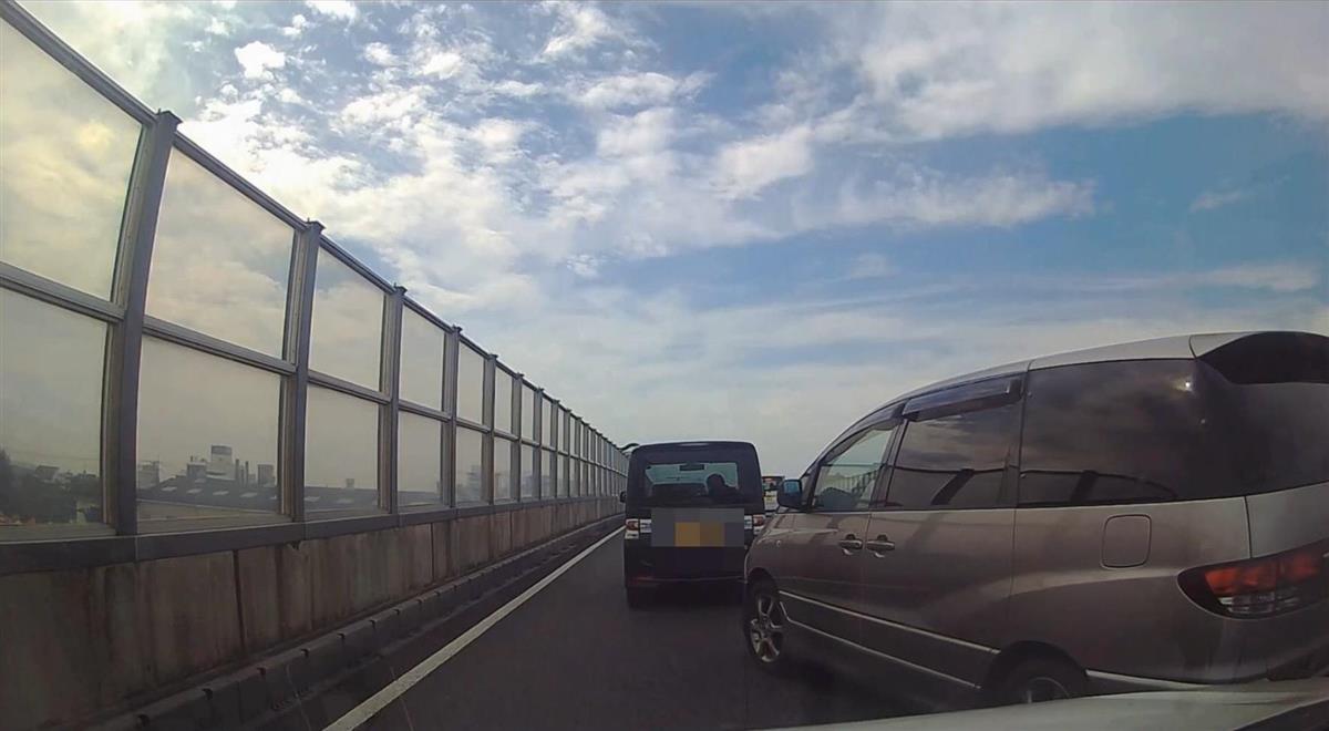 ドライブレコーダーに記録された映像。強引に割り込んでくる乗用車の運転手は書類送検された(岡山県警提供)