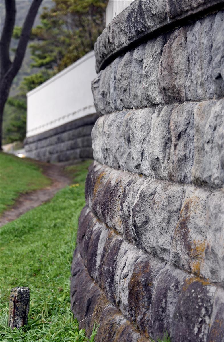葉山御用邸の塀の石垣=神奈川県葉山町(酒巻俊介撮影)