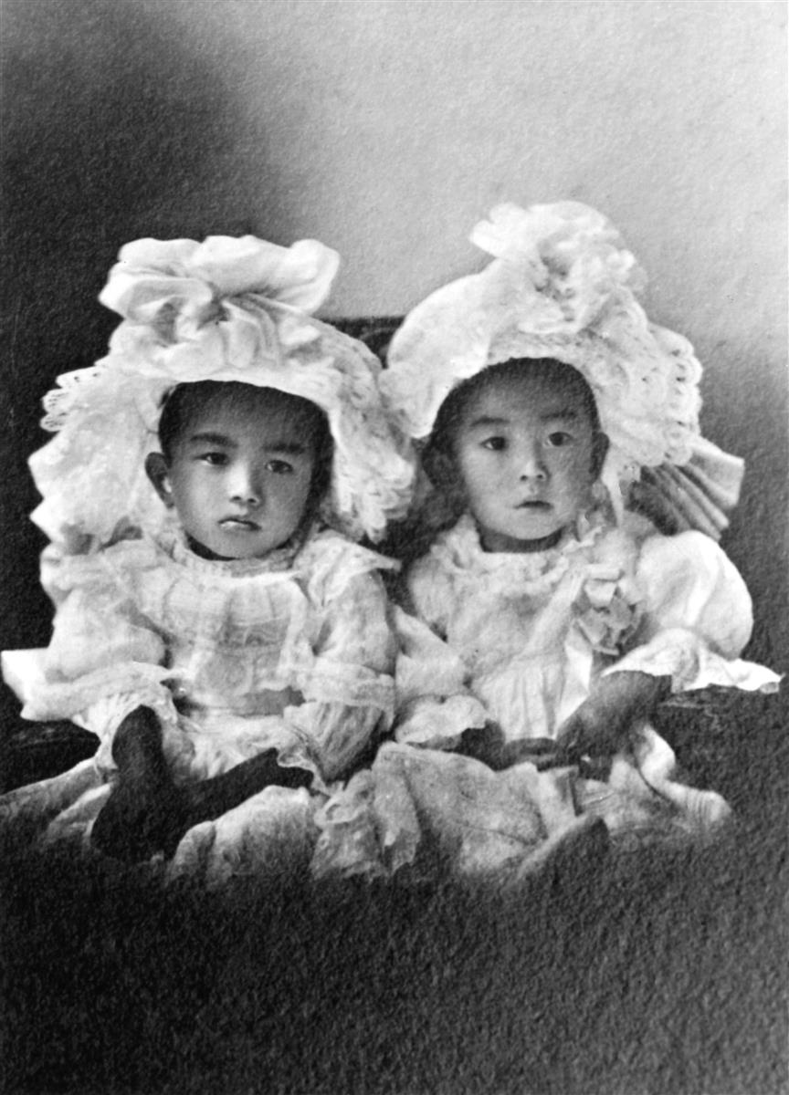 裕仁親王(左)と雍仁親王=宮内庁所蔵