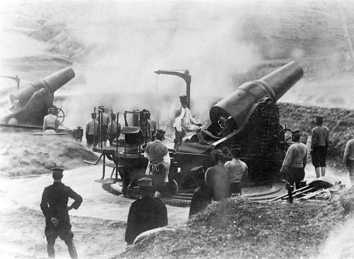 日露戦争でロシア軍の旅順要塞に打撃を与えた日本の二十八珊（サンチ）榴弾砲＝１９０４年（明治３７）年