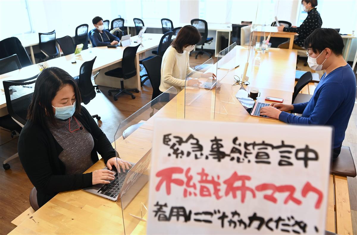 大阪市内のワーキングスペースではスタッフだけでなく利用者にも不織布マスクの着用を呼び掛けている=大阪市中央区(須谷友郁撮影)