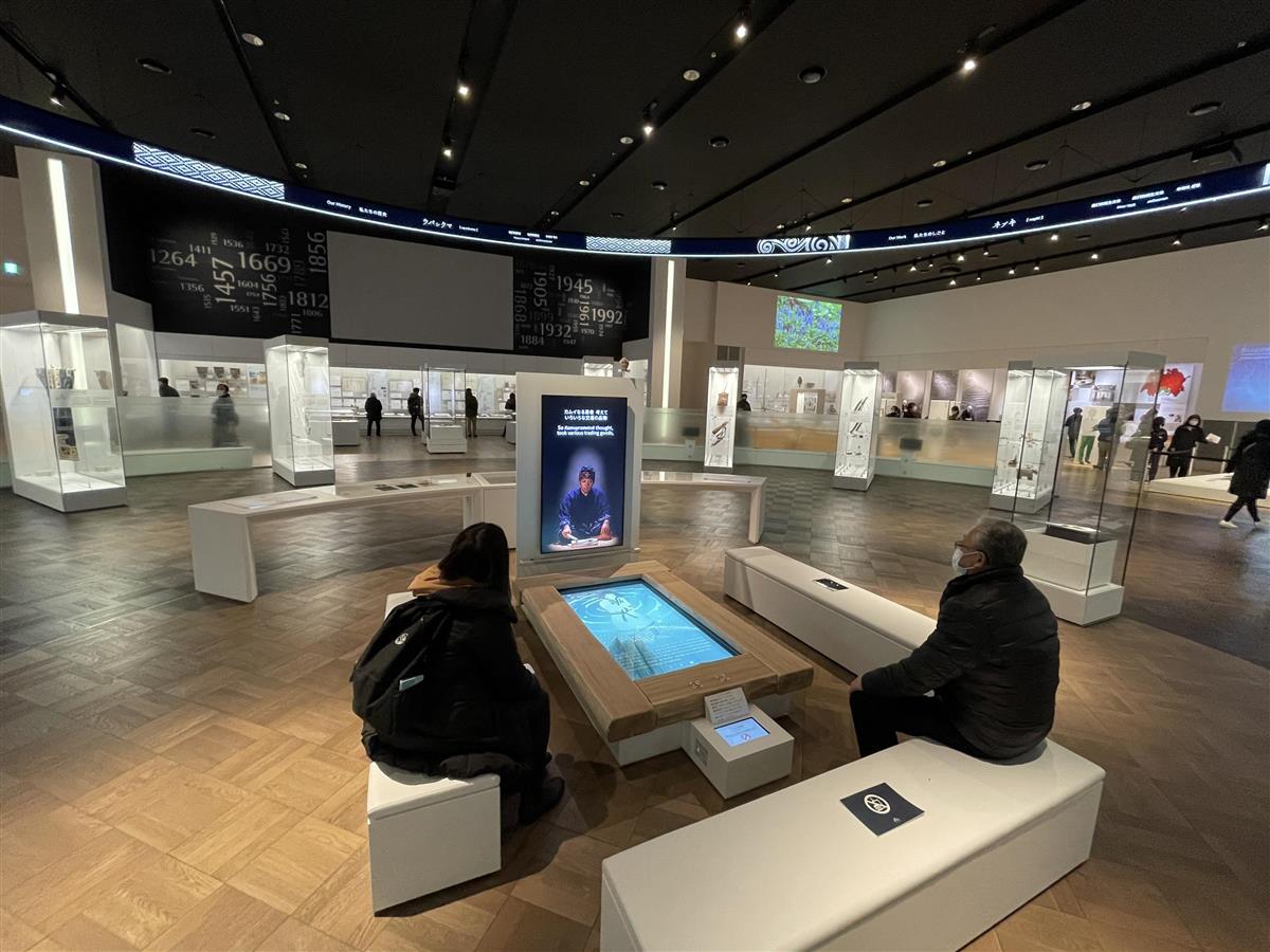 民族衣装や生活具などが展示された国立アイヌ民族博物館=昨年11月、北海道白老町(白岩賢太撮影)